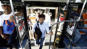 Bus Sekolah Angkut Penumpang di Terminal Kampung Rambutan