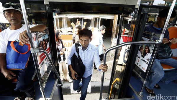 Bus Sekolah Angkut Penumpang di Terminal Kampung Rambutan