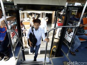 Bus Sekolah Angkut Penumpang di Terminal Kampung Rambutan