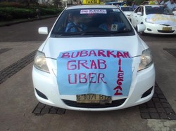 Ribuan Sopir Taksi & Bajaj: Yang Legal Kita, Yang Rugi Kita