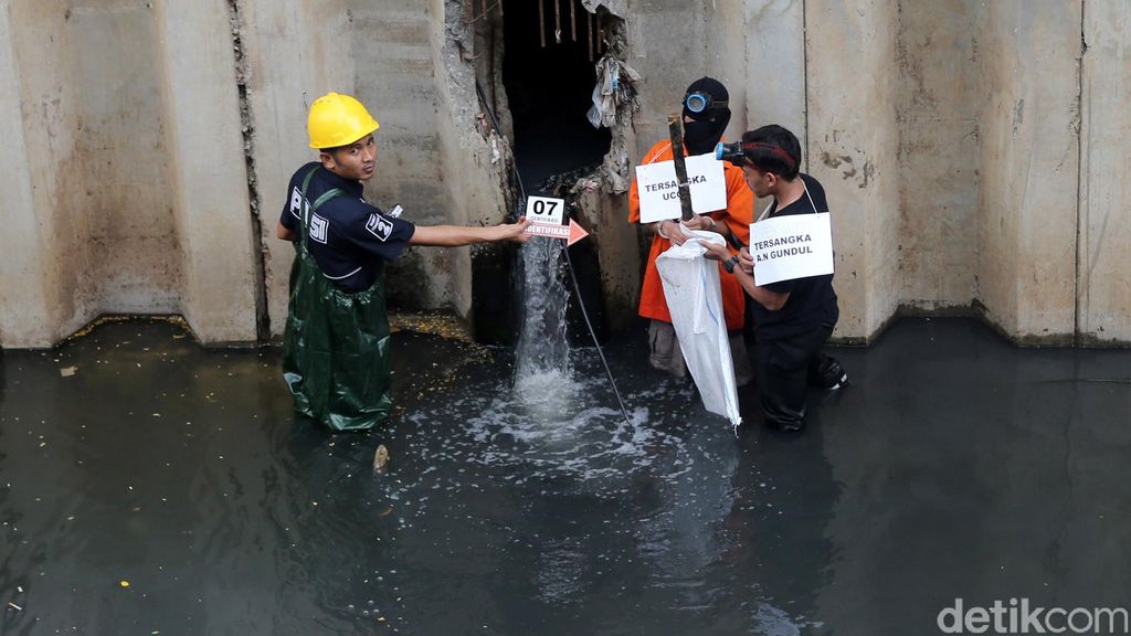 Polda Metro Gelar Rekonstruksi Pencurian Kabel Polda Metro Gelar Rekonstruksi Pencurian Kabel