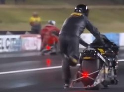 Lucu, Dua Pebalap Ini Selesaikan Balapan dengan Mendorong Motor Masing-masing