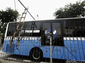 Hati-hati! di Jl Gunung Sahari Ada Kabel Menjuntai di Tengah Jalan