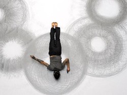 Lewat Penwald Drawings, Tony Orrico Melukis dengan Tubuhnya