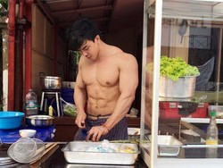 Penjual Tom Yum di Bangkok yang Ganteng & Seksi