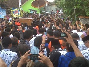 Tangis Keluarga dan Ribuan Guru Pecah saat Jenazah Sulistiyo Dimakamkan Tangis Keluarga dan Ribuan Guru Pecah saat Jenazah Sulistiyo Dimakamkan