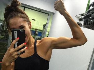 Jadi Kontroversi, Foto Model yang Hamil 5 Bulan Tapi Perutnya Rata