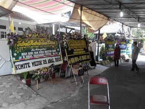 Karangan Bunga Ucapan Duka Penuhi Kediaman Edi Suwardi dan dr Dimas