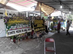 Karangan Bunga Ucapan Duka Penuhi Kediaman Edi Suwardi dan dr Dimas