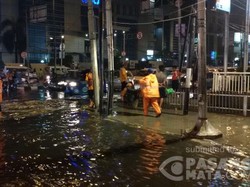 Pasukan Oranye Bergerak Atasi Genangan di Depan Arion Rawamangun