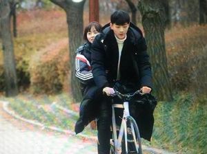 Kim So Hyun dan Ji Soo Kencan Naik Sepeda di Page Turner