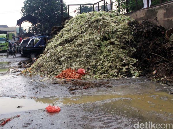 Tumpukan Sampah Pasar Cibitung