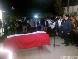 Berbalut Bendera Merah Putih, Jenazah Dr Sulistiyo Diserahkan ke PGRI