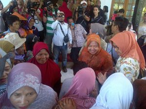 Risma Dielu-elukan Ratusan Petani saat Hadiri Festival Anggaran di Batang