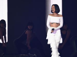 Rilis Brand Makeup High-End, Rihanna Dibayar Rp 131 M