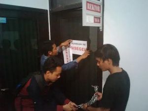 Mahasiswa Untag Banyuwangi Demo dan Segel Kantor Rektor Terkait Perpenas Mahasiswa Untag Banyuwangi Demo dan Segel Kantor Rektor Terkait Perpenas