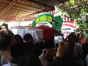 Tangis para Guru Lepas Jenazah Sulistiyo ke Peristirahatan Terakhir