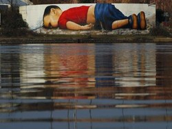 Grafiti Pengungsi Balita yang Tenggelam Ada di Tepi Sungai Main