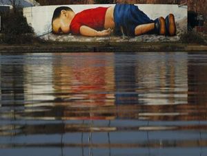 Grafiti Pengungsi Balita yang Tenggelam Ada di Tepi Sungai Main Grafiti Pengungsi Balita yang Tenggelam Ada di Tepi Sungai Main