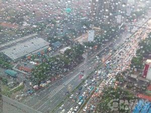 Pohon Tumbang di Depan Plaza Aldiron, Simpang Pancoran Macet Total