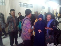 Sambangi RS Polri, Istri Dr Sulistiyo Terus Menangis dan Ditemani Kerabat