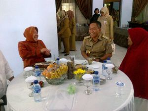 Gelak Tawa saat Risma Candai Bupati Batang soal Seragam dan Ajudan