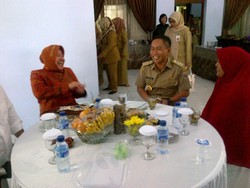 Gelak Tawa saat Risma Candai Bupati Batang soal Seragam dan Ajudan