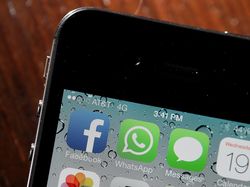 Pakar: Kita Terlalu Ketergantungan Facebook dan WhatsApp