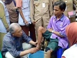 Dubes WHO Rela Cuci Kaki Pasien Lepra di RS Kusta Mojokerto