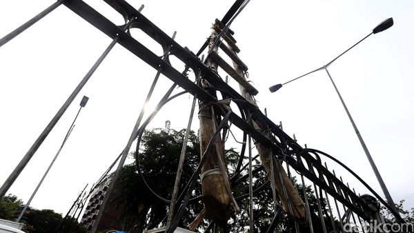 Kabel Menjuntai di Jalan Gunung Sahari