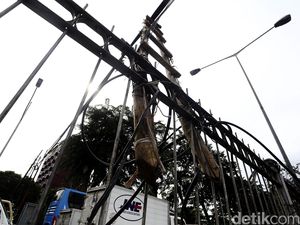 Kabel Menjuntai di Jalan Gunung Sahari