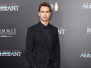 Theo James Cerita soal Mr P Prostetik di The White Lotus