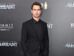 Theo James Cerita soal Mr P Prostetik di The White Lotus