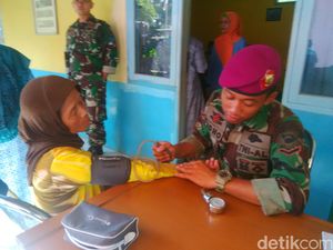 Tim Medis Marinir Turun ke Lokasi Banjir Kab Bandung Cek Kesehatan Pengungsi