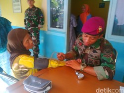 Tim Medis Marinir Turun ke Lokasi Banjir Kab Bandung Cek Kesehatan Pengungsi