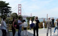 Setelah puas berjalan-jalan di Golden Gate, jangan lupa berfoto. Latarnya cantik!