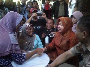Celoteh Petani soal Pilgub DKI saat Lesehan Bareng Risma dan Bupati Batang