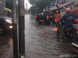 Genangan 15 Cm di Pengadegan, Kendaraan Putar Balik