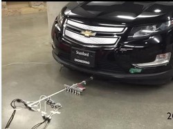 Ketika Robot Semut Berusaha Menarik Mobil Chevy