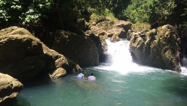 Air Terjun Tersembunyi di Pangandaran Zia, tour guide sekaligus sahabat kami yang merupakan penduduk lokal setempat dan Andi (kanan), yang juga rekan wisata kami, bersama-sama sedang menikmati pesona indah aliran air yang berada di arah hulu sungai Citumang. (Foto: Cindar Nurista)