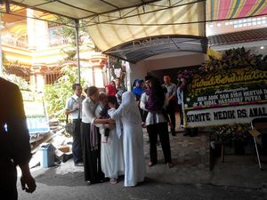 Jenazah Edi Suwardi dan dr Dimas Dimakamkan di TPU Pondok Kelapa