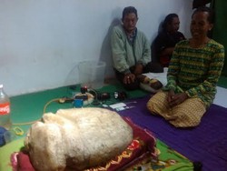 Heboh Batu Ajaib di Situbondo Dikunjungi Orang untuk Ritual