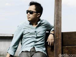 Sandhy Sondoro, Melankolis Tapi Tak Pernah Nangis