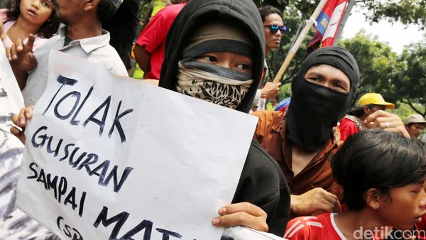 Warga Kolong Tol Geruduk Balaikota