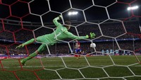 Pada adu penalti, PSV mengambil giliran lebih dulu. Luciano Narsingh menjadi satu-satunya penendang yang gagal sehingga Atletico berhak atas keunggulan 8-7 untuk lolos. REUTERS/Sergio Perez.
