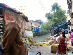 Jalan Nyengseret Ambles Sepanjang 30 Meter