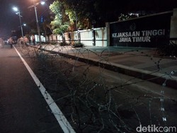 Pendukung La Nyalla Pulang, Kantor Kejati Jatim Langsung Dipagari Kawat Berduri