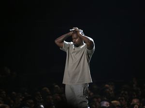Fashion Show Dikritik, Kanye West: Aku Akan Menembakmu dengan Laser Alien