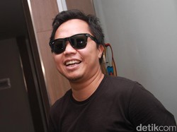 Ade Sechan Beberkan Perceraiannya dengan Sandhy Sondoro