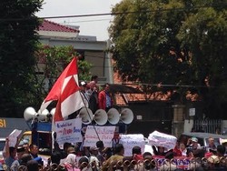 Pedagang Demo: Kalau Bu Risma Maju DKI 1, Selesaikan Dulu Kasus Pasar Turi